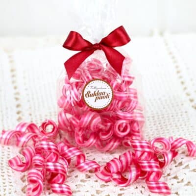 Polkakierre joulunpunaisella nauhalla