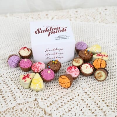 Värikäs konvehtirasia