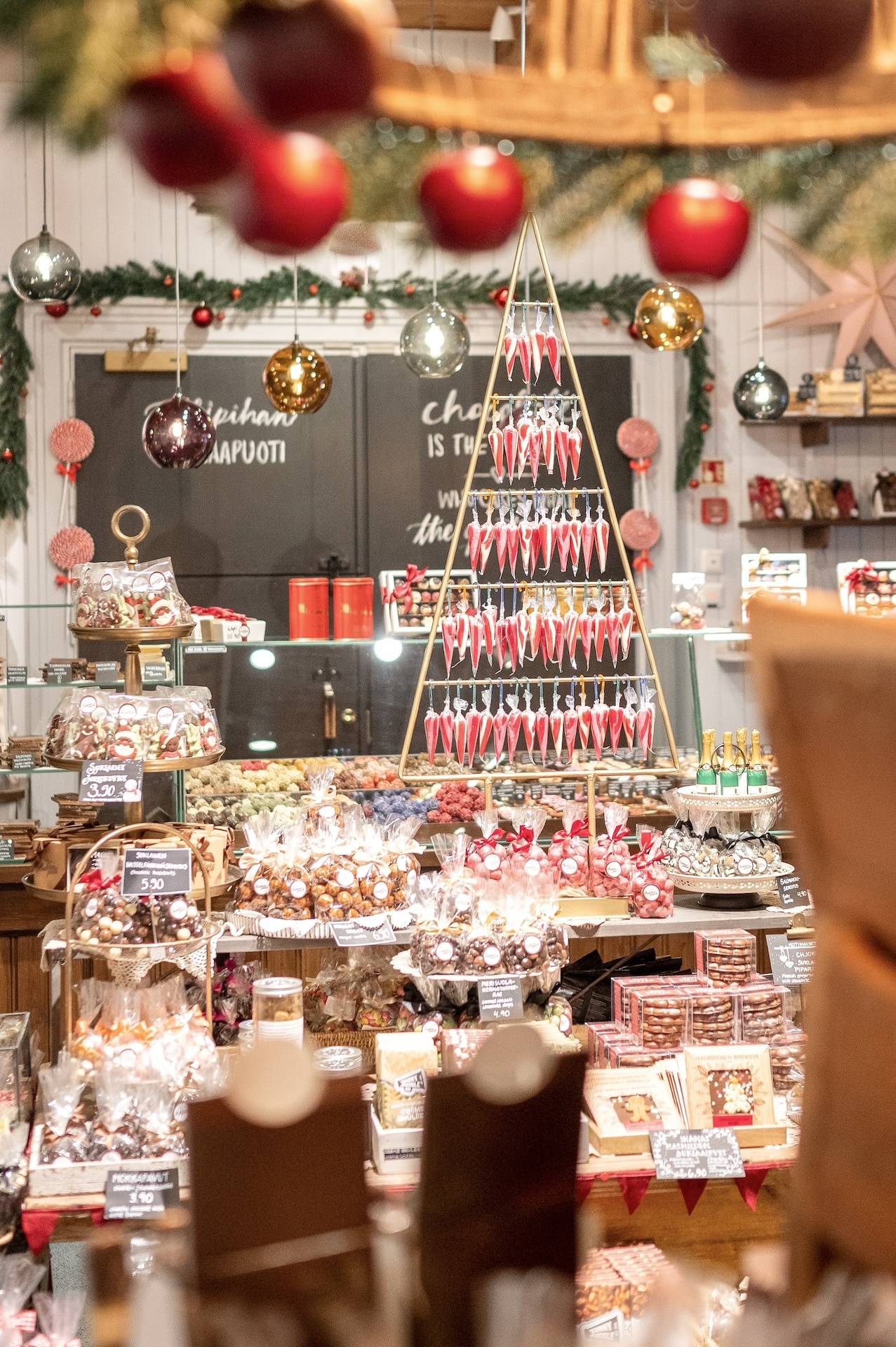 Suklaapuodin joulu näkyy sekä puodin sisä- että ulkopuolella