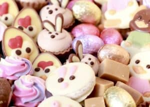 Suklaisia pääsiäiskonvehteja Tallipihan Suklaapuodista