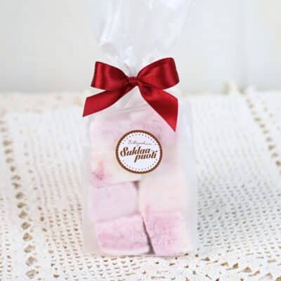 Kermainen mansikkavaahtokarkki joulunpunaisella nauhalla