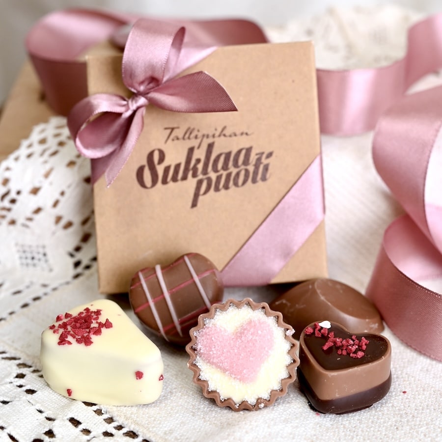 Pienempi ystävänpäivän suklaarasia suosituilla konvehdeilla