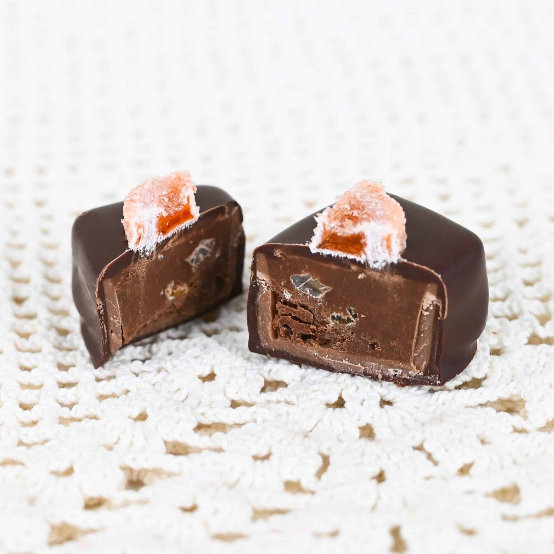 Tummasuklainen appelsiinikonvehti halkaistu