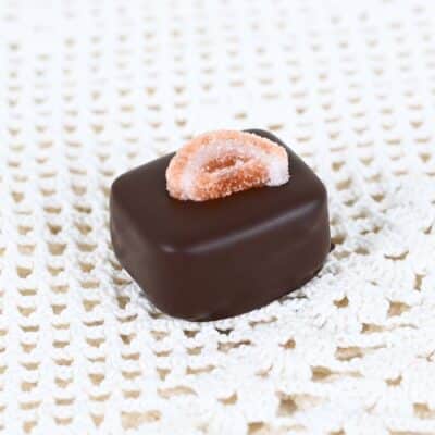 Appelsiini tummasuklaakonvehti kokonainen