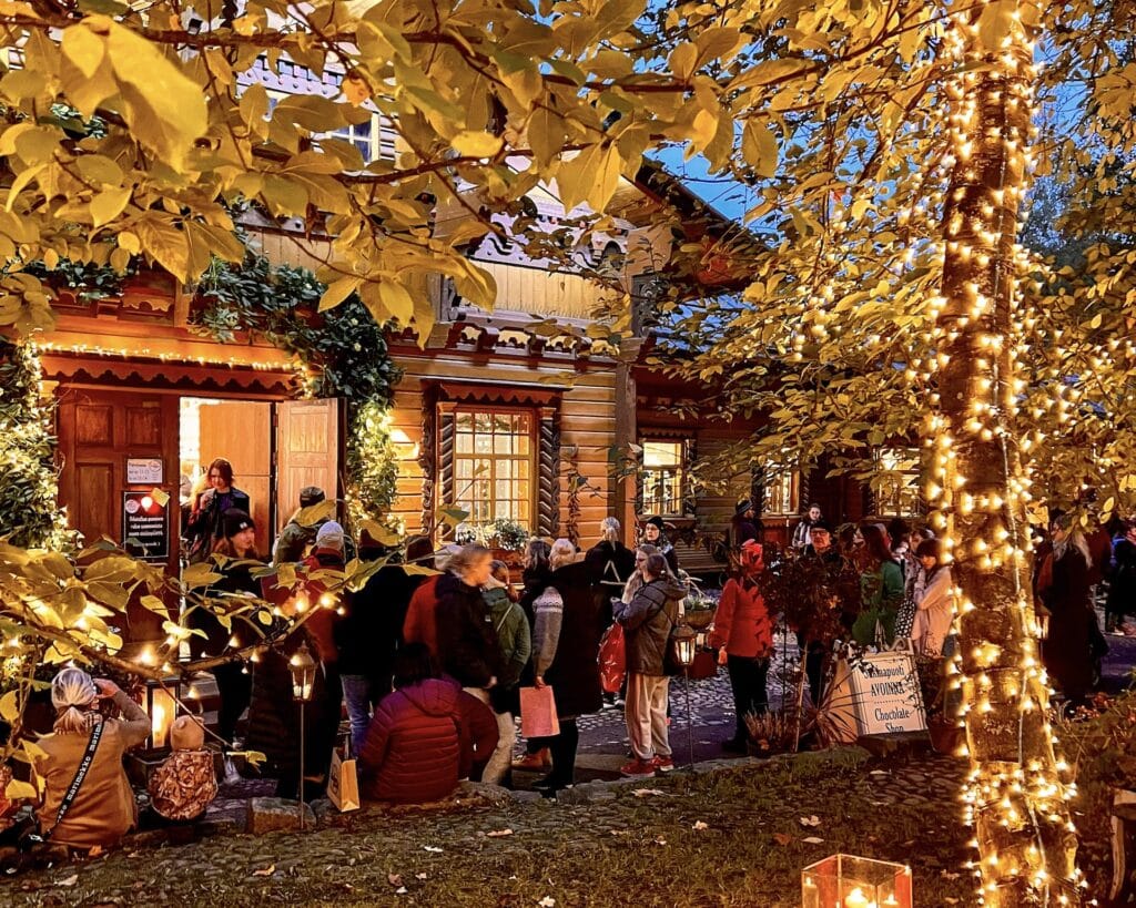 Ihmiset jonottavat Suklaapuotiin Hämärissä tunneissa