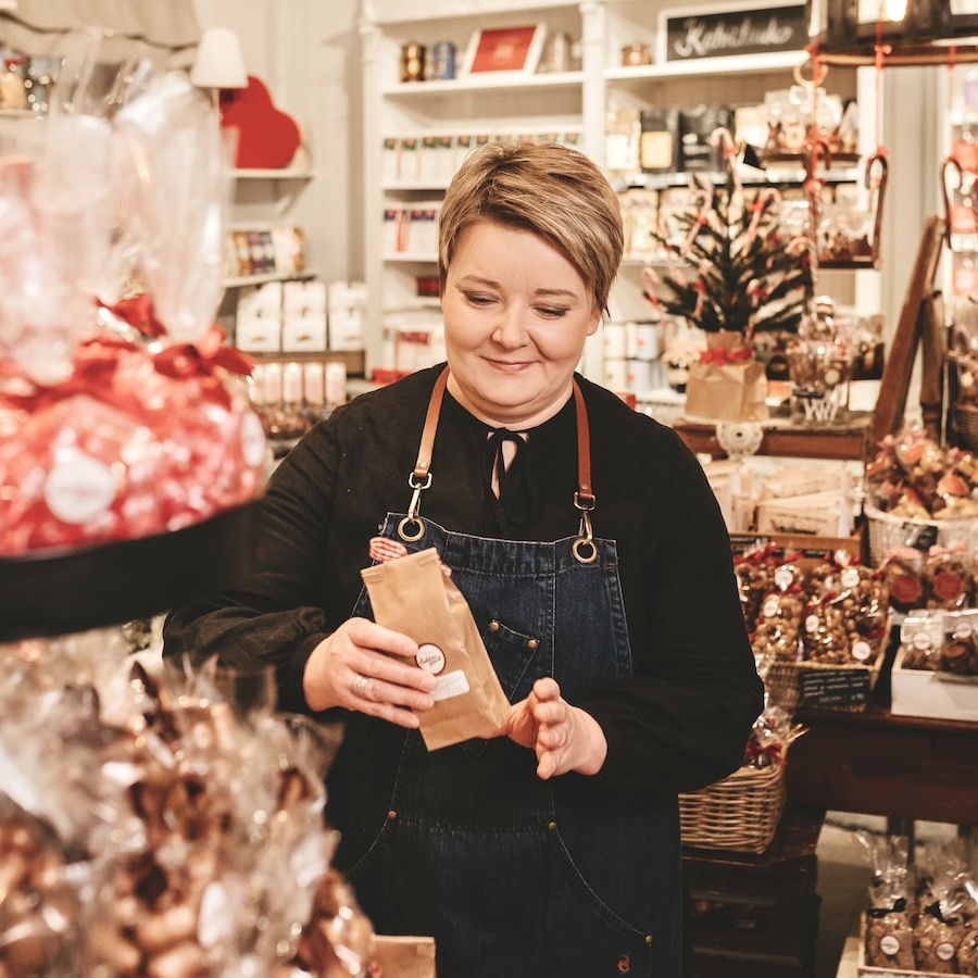 Suklaapuodin perustaja Ulla laittamassa puotia jouluiseen kuntoon