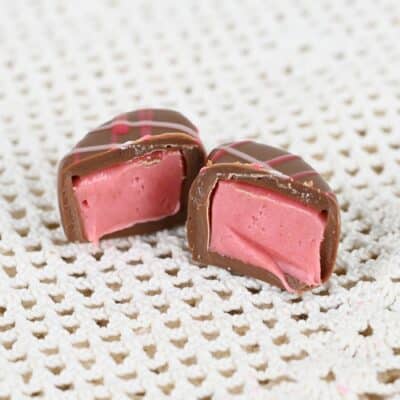 Mansikkasydänkonvehti halkaistu