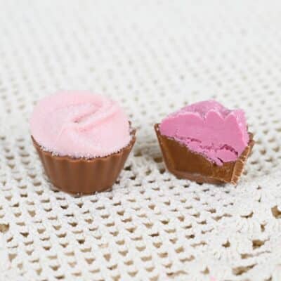 Ruusukuppikakkukonvehti kokonainen ja halkaistu