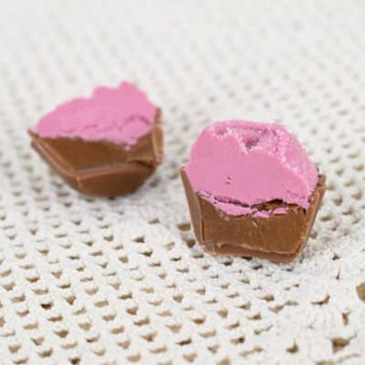 Ruusukuppikakkukonvehti halkaistu