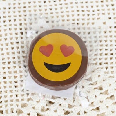 Suklaapintainen vaniljavaahtokarkkiemoji