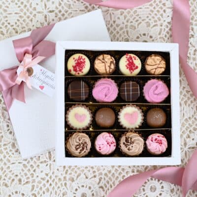 Hyvää Äitienpäivää! Suklaarasia 16 kpl