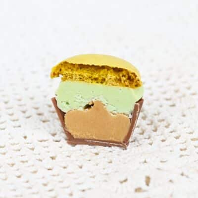 pistaasimacaron konvehti halkaistu