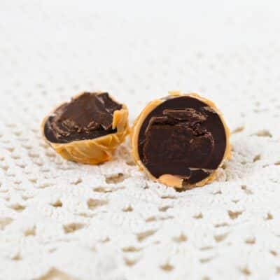 Appelsiinimutakakku halkaistu konvehti